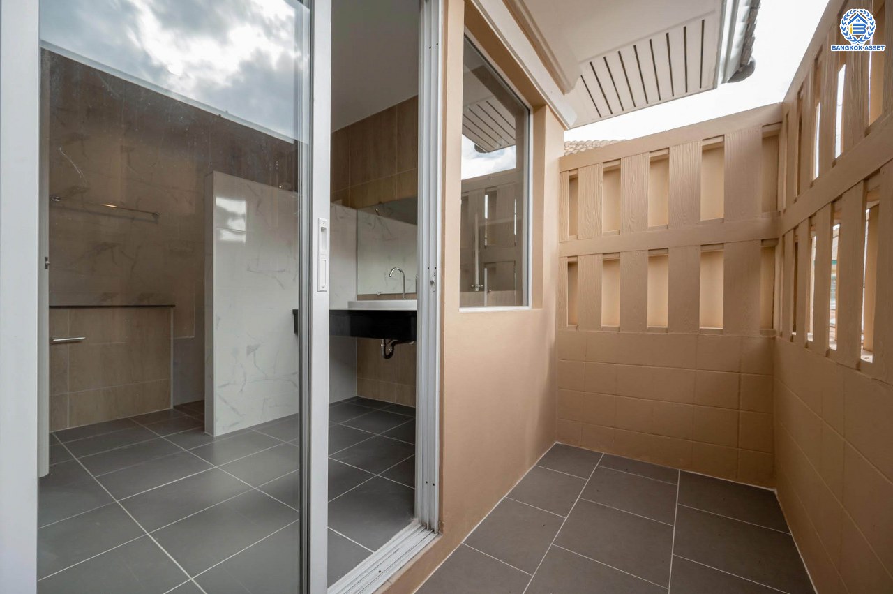 บ้านมือสองตกแต่งใหม่  โครงการ ธารา ราชพฤกษ์-ปิ่นเกล้า บ้านสวย พร้อมอยู่ เนื้อที่ 88.2 ตร.ว. ฟังก์ชัน 3 ห้องนอน 4 ห้องน้ำ 1 ห้องแม่บ้าน จอดรถได้ 2 คัน บนทำเลเชื่อมต่อถนนกาญจนาภิเษก ใกล้รถไฟฟ้าสายสีแดง "สถานีตลิ่งชัน" และจุดขึ้นทางด่วน "ศรีรัช" รายล้อมด้วยสิ่งอำนวยความสะดวกครบครัน